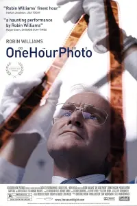 Poster to the movie "One Hour Photo" #87723