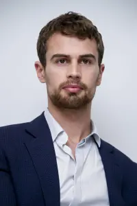 Photo Theo James