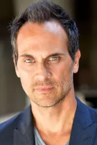 Photo Todd Stashwick