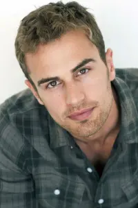 Photo Theo James