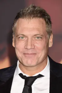 Photo Holt McCallany