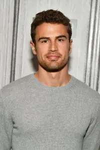 Photo Theo James