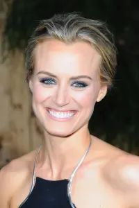 Photo Taylor Schilling