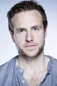 Photo Rafe Spall