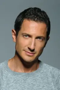 Photo Sasha Roiz