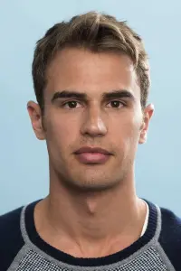 Photo Theo James