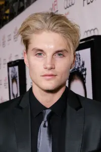 Photo Toby Hemingway