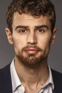 Photo Theo James