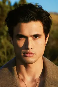 Photo Charles Melton