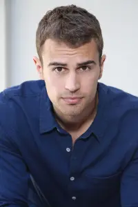 Photo Theo James