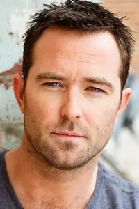 Photo Sullivan Stapleton