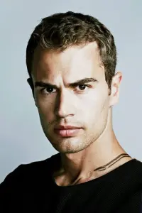 Photo Theo James