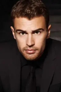 Photo Theo James